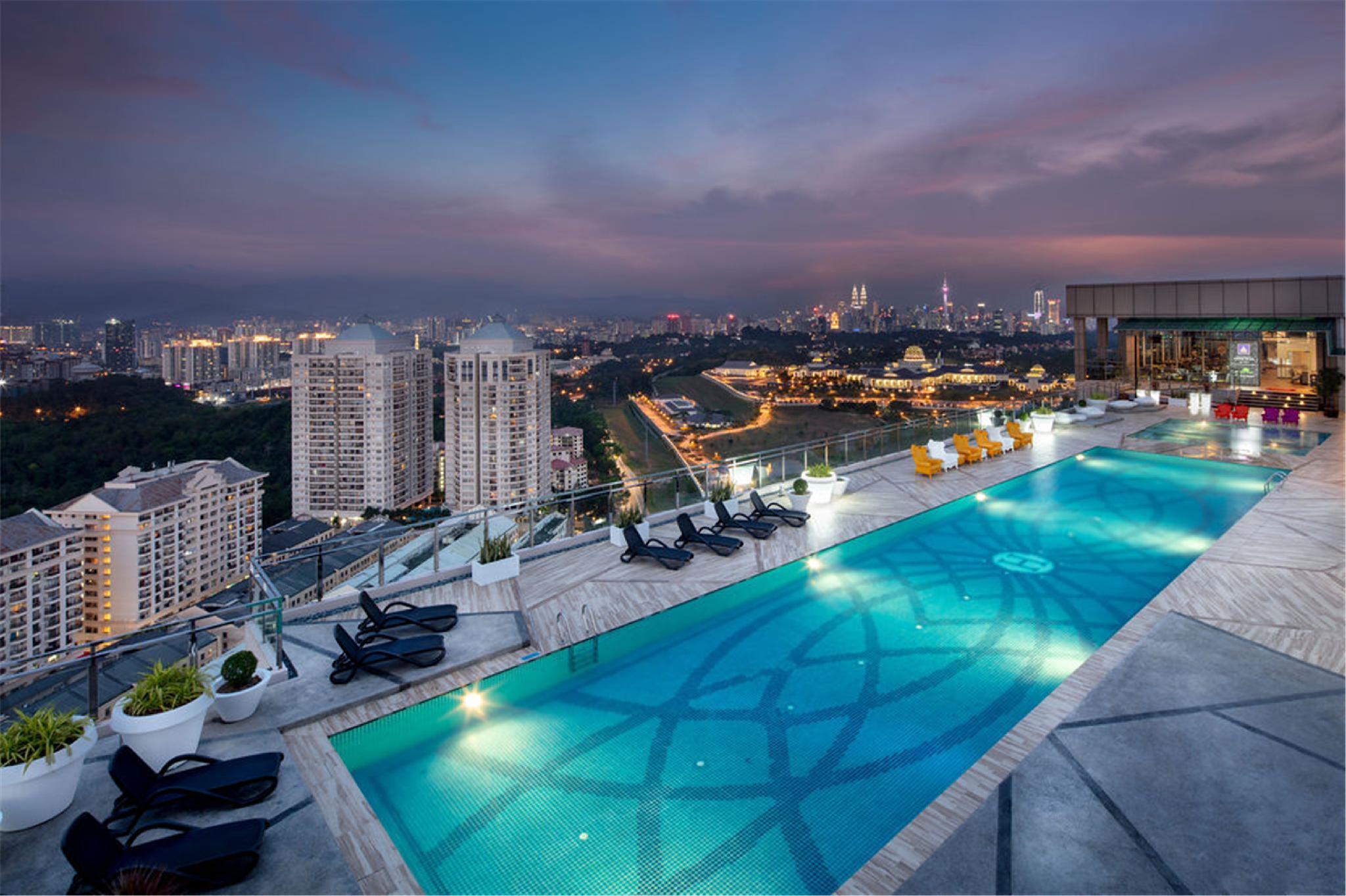 Dorsett Hartamas Kuala Lumpur Hotel Екстериор снимка Infinity pool at the rooftop of the hotel