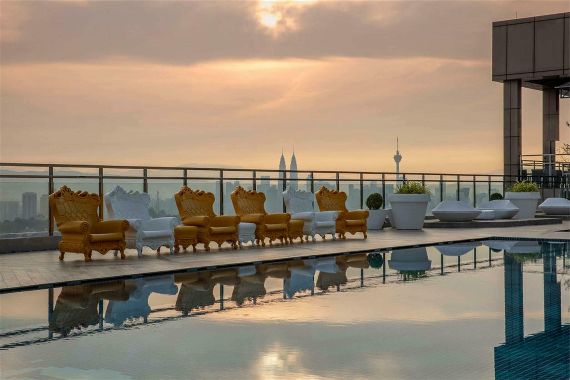 Dorsett Hartamas Kuala Lumpur Hotel Екстериор снимка The rooftop pool at the hotel